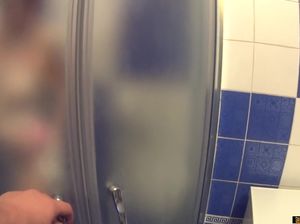 В ванной мужик отодрал раком стройную хохлушку
