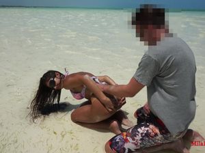 Парень в шортах отодрал смуглую подружку прямо на пляже