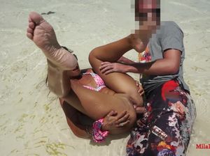 Парень в шортах отодрал смуглую подружку прямо на пляже