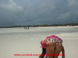 Модель в мини бикини на пляже дрочит мужику стояк