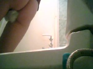 Скрытая камера в туалете сняла, как школьница писает