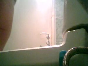 Скрытая камера в туалете снимает писающую студентку