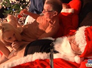 Пьяная молодка трахается со старперами в костюмах дедов Морозов