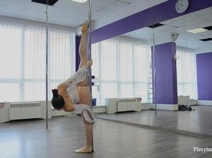 Обнаженная русская гимнастка показывает эротическое шоу на пилоне