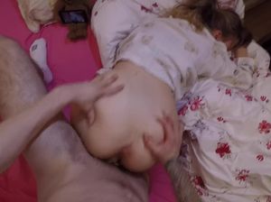 Девушка с плоской грудью занимается сексом со своим отчимом на кровати