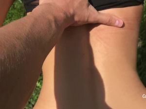 Парень трахнул девушку в парке и снял секс на видео от 1 лица