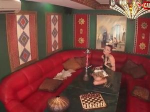 Русская красотка показывает стриптиз шоу в ночном клубе