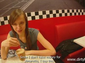 Худенькая девчонка дала русскому пикаперу в бритую письку в туалете кафе