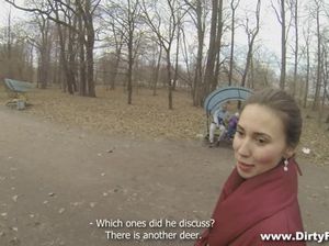 Русский молодчик пикапнул худую телочку в парке и поимел ее в очко в подъезде