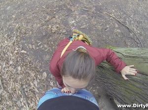 Русский молодчик пикапнул худую телочку в парке и поимел ее в очко в подъезде
