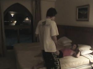 Скрытая камера в отеле снимает секс молодой парочки
