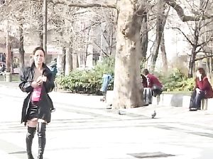 Бесстыжая европейка на спор показывает эротику и писающую девочку на улице
