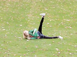 Молоденькая блондинка разделась в парке и показала тело