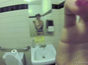 В общественном туалете стройные лесбиянки делают кунилингусы