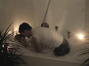 Молодая пара записывает романтический секс в ванной