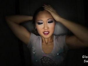 Шикарная азиатка сосет член через порно стену