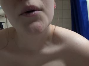Толстуха с большими натуральными дойками занимается мастурбацией в ванной
