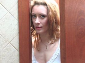 Соблазнительные лесбиянки в чулках занимаются оральным сексом в ванной