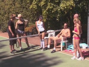 Свингеры занялись групповым сексом на теннисном корте