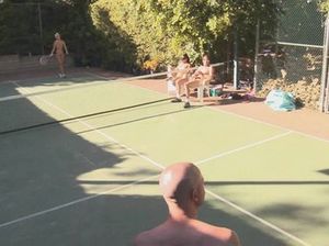 Свингеры занялись групповым сексом прямо на теннисном корте