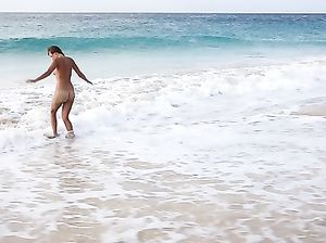Русская девчонка мастурбирует на пляже