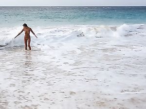 Русская девчонка мастурбирует на пляже