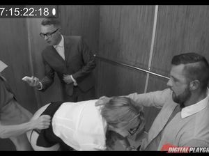 Трое мужиков застряли с грудастой секретаршей в лифте и выебали ее в пизду