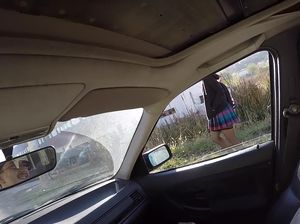 Румынская юная девчонка трахается в машине с незнакомцем