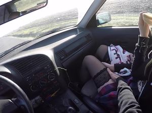 Румынская юная девчонка трахается в машине с незнакомцем