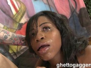 Жопастая негритянка получила сочный камшот на лицо после жесткого минета и траха