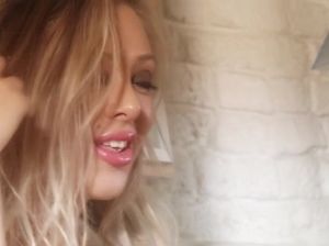 Любительское видео мастурбации красивой грудастой блондинки на кухне