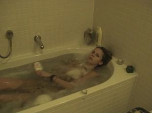 Чешская молодушка мастурбирует киску в ванной и на кровати на камеру