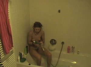 Чешская молодушка мастурбирует киску в ванной и на кровати на камеру