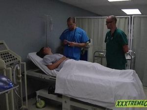 Два ошалелых врача трахают свою молодую пациентку по очереди в пизду