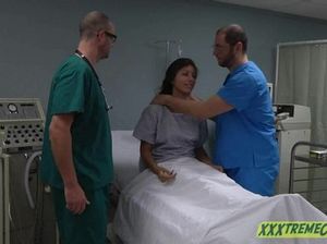 Два ошалелых врача трахают свою молодую пациентку по очереди в пизду