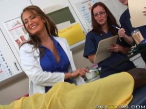 Медсестра с большой грудью перед практикантками потрахалась с негром
