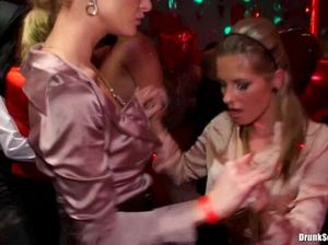 Девушки на пьяной веченике в клубе сосут члены парней