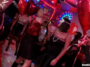 Девушки на пьяной веченике в клубе сосут члены парней