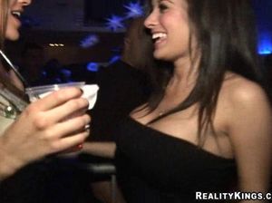 Пьяные стервы в ночном клубе устроили разврат с пацанами