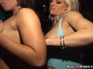 Сисятые девки развлекают мужиков групповым сексом после пьяной вечеринки