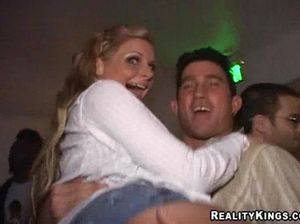 Мускулистый лысый мужчина занимается сексом с пьяной блондинкой в ночном клубе