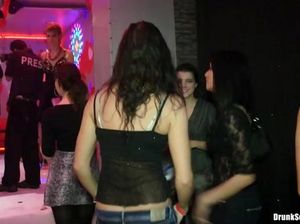 Сексуальная оргия на одной из вечеринок в ночном клубе