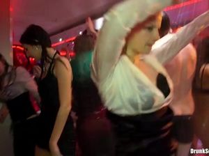 Сексуальная оргия на одной из вечеринок в ночном клубе