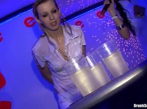 Оргия во время вечеринки в ночном клубе с пьяными сучками