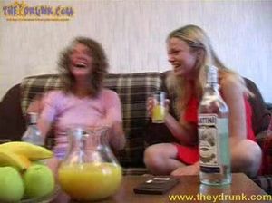 Две пьяные лесбиянки лижут друг другу киски на диване
