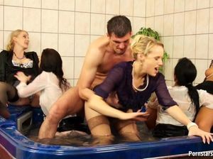 Парни в надувном бассейне развлекаются с толпой пьяных лесбиянок
