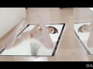 Красивый секс 18-летней студентки в белых чулках на полу