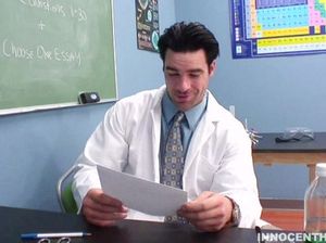 Учитель по химии жестко жарит грудастую студентку в короткой юбке