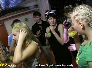 Парни трахают пьяных студенток на групповой секс оргии в баре