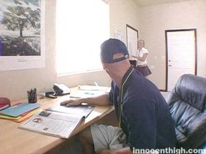 Озабоченный физрук трахает студентку в своем кабинете